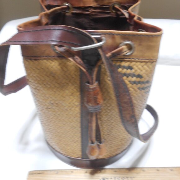 VINTAGE RARE WOVEN LEATHER STRAW WICKER BUCKET PURSE DRAWSTRING CLOSURE 👜 - Picture 1 of 9